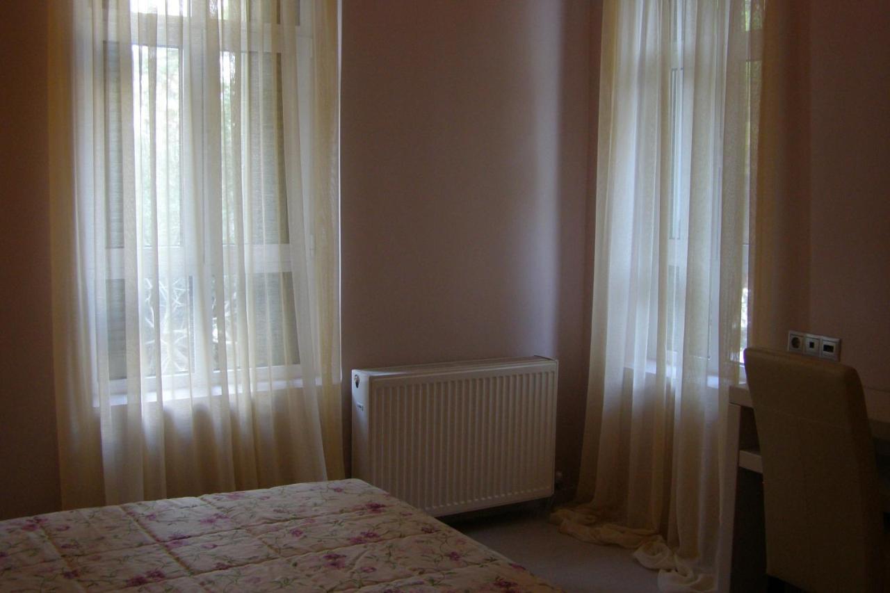 Room "Butterfly" In A Neoclassical House كاستوريا المظهر الخارجي الصورة