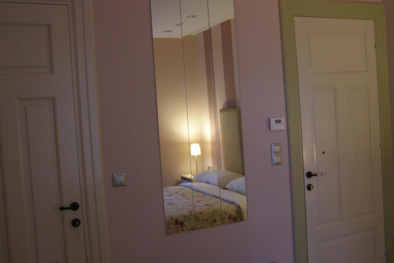 Room "Butterfly" In A Neoclassical House كاستوريا المظهر الخارجي الصورة